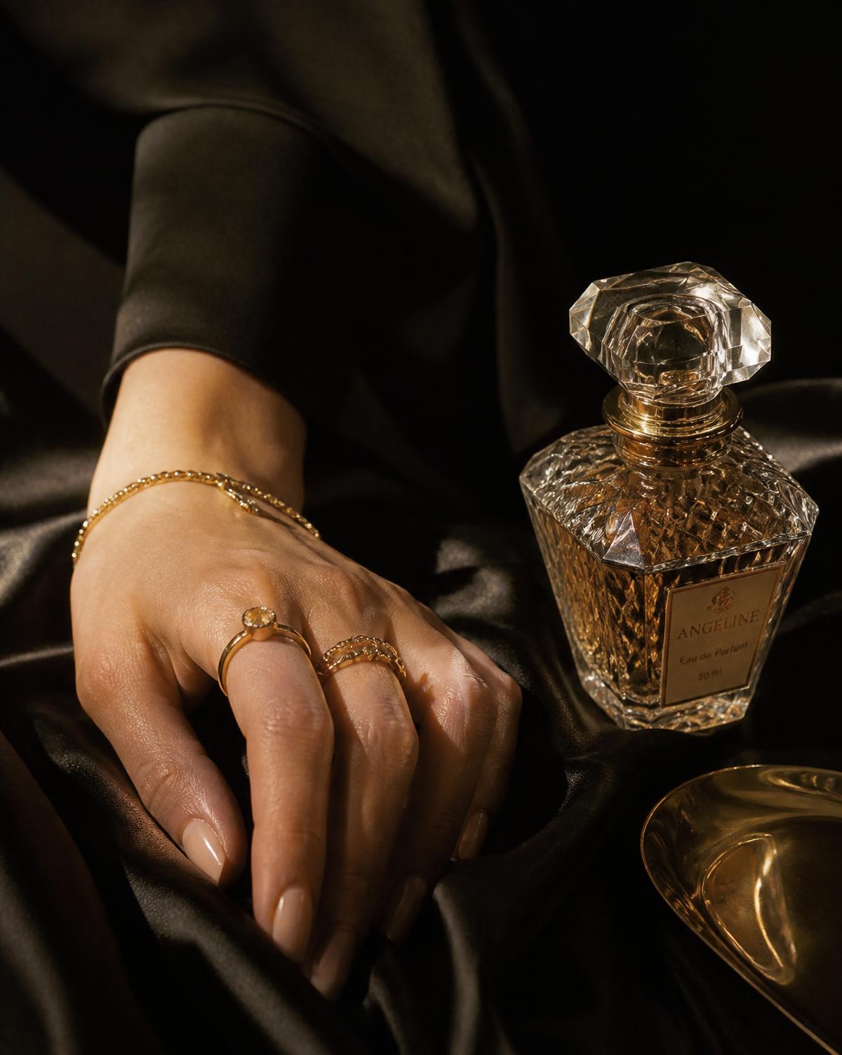 Detalhe de perfume e joias (imagem demo)